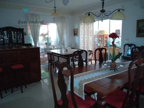 Imagem Luxuosa casa em condomínio à venda em Ribeirão Preto-SP, no bairro Ribeirânia. Condomínio Parque das Figueiras. 4 quartos, 4 suítes, 3 salas, 6 banheiros, 2 vagas de garagem. 320,00 m² de área. Imperdível com a Quer Imóvel Negócios Imobiliários.