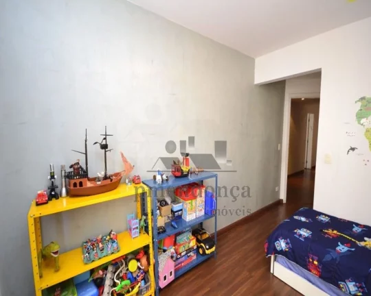 Imagem Lindo apartamento totalmente reformado, com living para 2 ambientes, 3 suítes repletas de armários...
