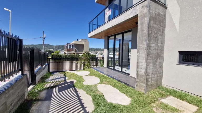 Imagem Oportunidade: Casa Alto Padrão à Venda no Bairro Ferraz em Garopaba-SC com Vista Mar!