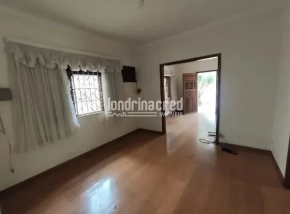 Imagem Casa no Centro de Londrina com amplo terreno de 562m², galpão nos fundos, quintal coberto e árvores frutíferas: fruta do conde, graviola e jabuticabeira.
