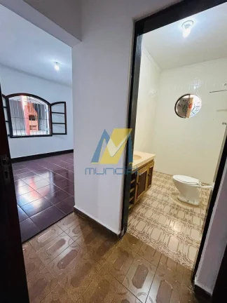 Imagem Casa térrea ampla com quintal gramado em localização estratégica.
