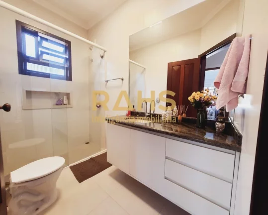 Imagem Maravilhoso sobrado casa em ótima localização no bairro Anita Garibaldi, com 420m² de área cons...