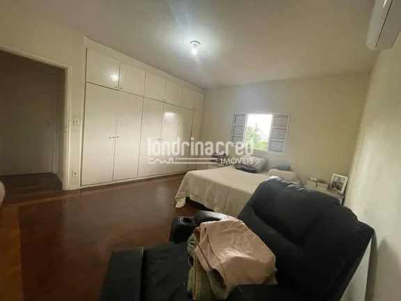 Imagem Casa na região central de Londrina, ideal para moradia, comércio ou investimento, com 390m² de terreno, 280m² construídos, 3 quartos, suíte e 2 vagas.