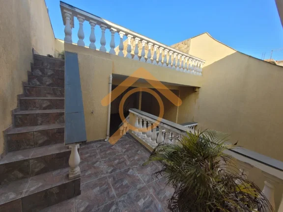 Imagem Residência de Luxo à Venda em Caieiras-SP: 4 Quartos, 1 Suíte, 2 Salas, 4 Banheiros, 2 Vagas de Garagem, 300m². Venha Conferir!