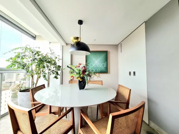 Imagem O apartamento, projetado pelo renomado arquiteto Marlon Gama, que já participou da Casa Cor São Pa...