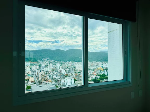 Imagem Apartamento mobiliado com 4 dormitórios sendo 2 suítes e 2 vagas de garagem em Balneário Camboriú