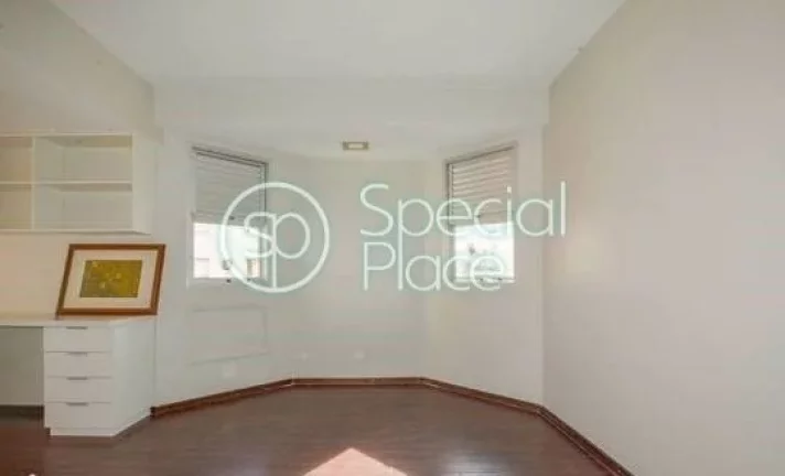 Imagem Amplo apartamento à venda com 4 quartos, sendo 4 suítes, e 7 banheiros no total. Este apartamento ...
