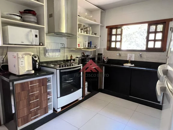 Imagem Casa em condomínio fechado, ótima localização, próximo das praias da região oceânica.
