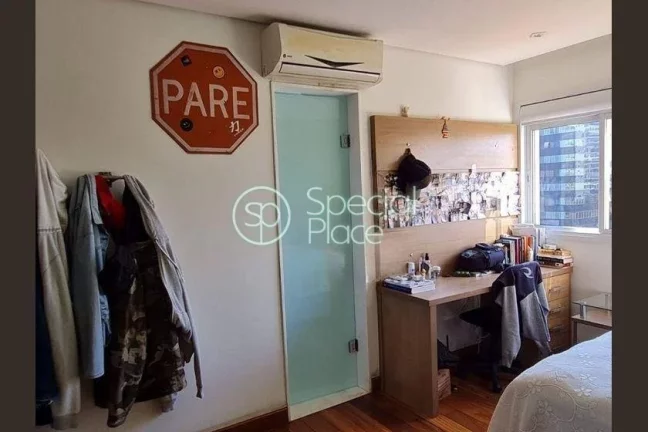 Imagem Apartamento muito bem localizado, próximo à Berrini. Condomínio com lazer completo. Hall privativ...