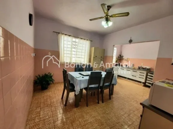 Imagem Casa térrea com edícula e muito espaço! A casa principal possui 3 quartos, sendo 1 suíte, além ...