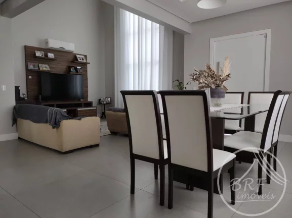 Imagem Vendo casa semi nova em Estreito Florianópolis SC, três suítes, lavabo.
