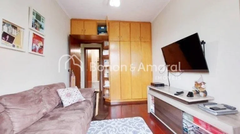 Imagem Apartamento amplo, em ótima localização!
Conta com 3 quartos com armários, 1 suíte, living para...