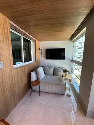 Imagem A 5ª Avenida Imóveis apresenta essa exclusiva e bem decorada unidade de 3 Suites + gabinete no CONDOMÍNIO BARRA PORTO no melhor ponto da BARRA: