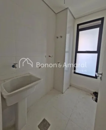 Imagem Casa com 2 suítes, amplas salas de estar e jantar, lavabo, cozinha e lavanderia. O condomínio é e...