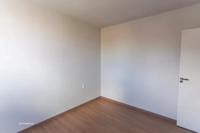 Imagem Imóvel aconchegante à venda com 3 quartos, sendo 1 suíte, e 2 banheiros no total. O condomínio f...