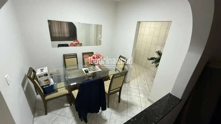 Imagem Casa à venda na Zona Norte de Londrina com 3 dormitórios, suíte, área gourmet, churrasqueira, ótima localização e 170m² construídos no bairro Sebastião ZN