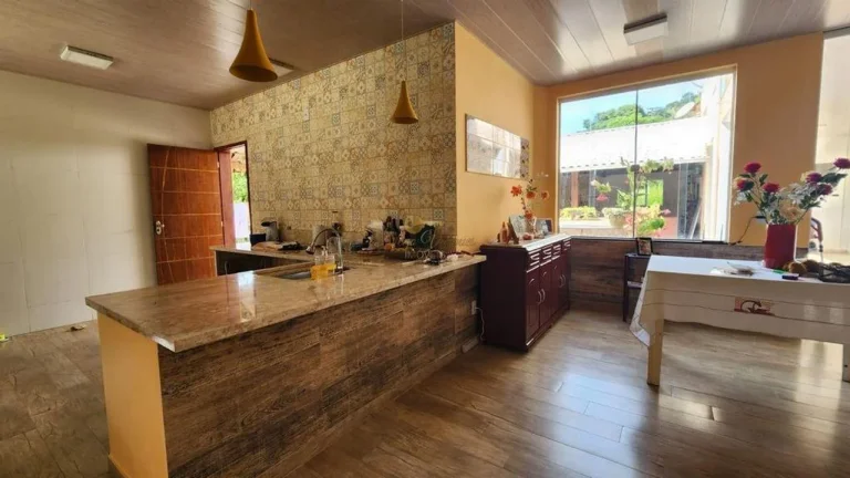 Imagem Casa em Condomínio para Venda em Teresópolis / RJ no bairro Vale Alpino