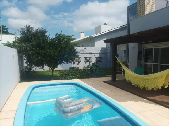 Imagem Casa de alto padrão á venda com 4 suites no bairro Centenário em Torres/RS