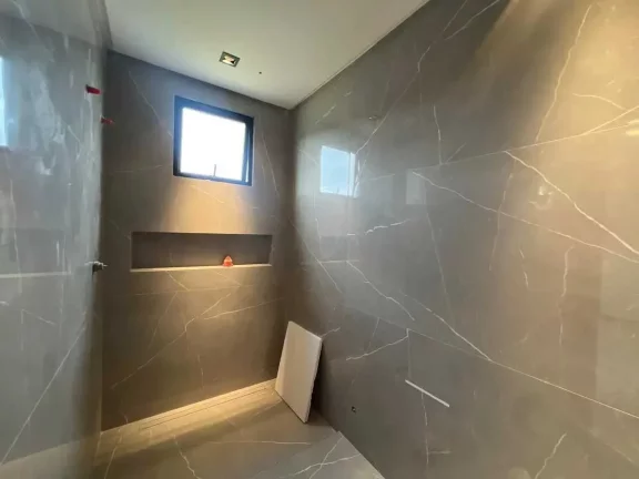 Imagem Casa nova no Condomínio Caledônia com 5 suítes e 4 vagas de garagem em Camboriú-SC