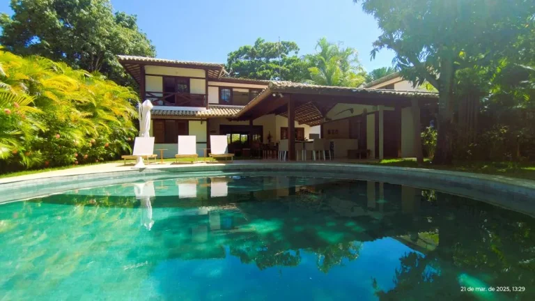 Imagem Casa Mobiliada em Condomínio com Piscina em Praia do Forte - Venda