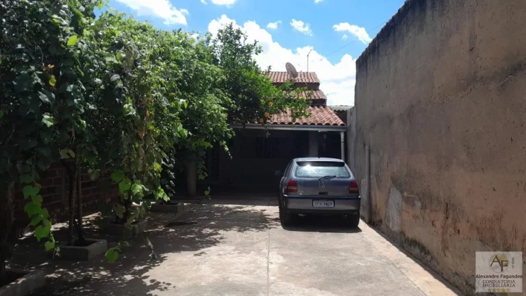 Imagem Casa para Venda em Aparecida de Goiânia, Vila Brasília, 3 dormitórios, 1 suíte, 2 banheiros, 5 vagas
