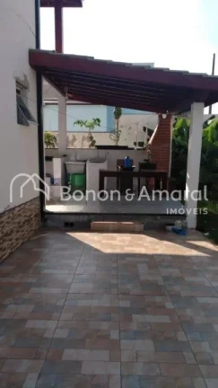 Imagem Casa estilo sobrado com 3 quartos, sendo 2 suítes, 3 salas, cozinha ampla e moderna com móveis pla...