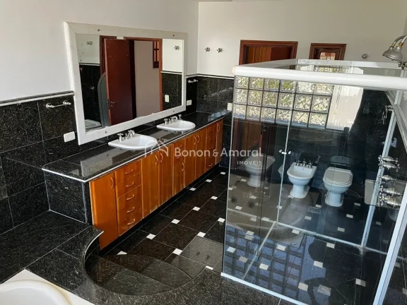 Imagem Casa de 600 m², com 3 entradas separadas (principal, sala da lareira e serviço). Com 5 suítes, se...