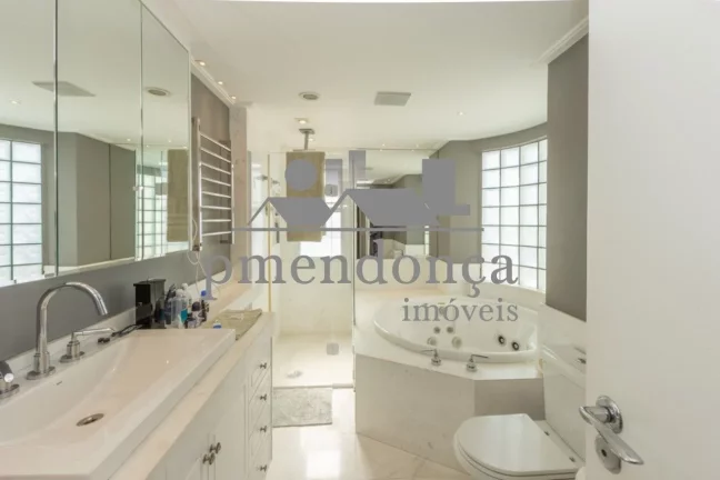 Imagem Apartamento luxuoso com 3 sui­tes e 4 vagas, 250m²