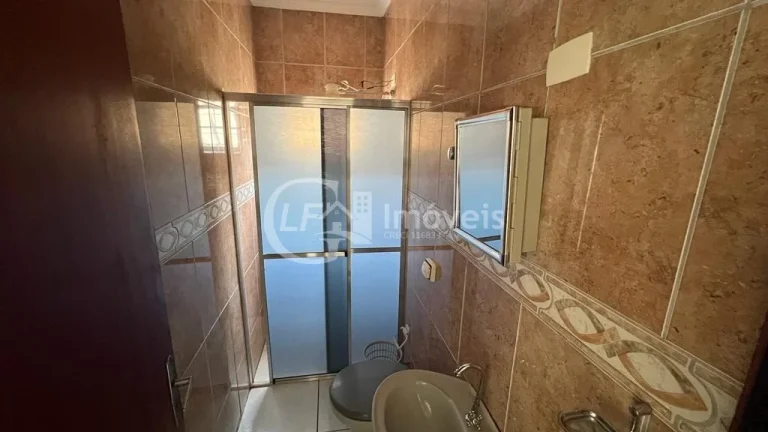 Imagem Impecável casa à venda na Vila Taquarussu, Campo Grande-MS: 3 quartos, 1 suíte, 3 salas, 2 banheiros, 15 vagas, 190m².