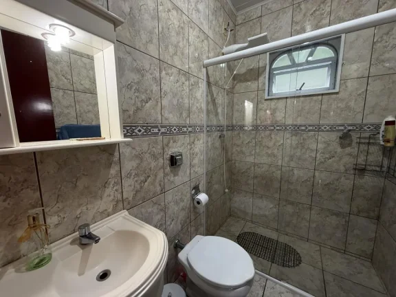 Imagem Chácara com 45.127m² sobre ela está construído uma casa com 3 quartos (1 suíte), piscina e 2 chalés independentes da casa, no bairro Gravatá de Penha - Adriano Carpes Imóveis vende!