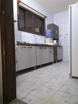 Imagem Casa com 2 dormitórios e 3 vagas de garagem no Centro de Porto Belo