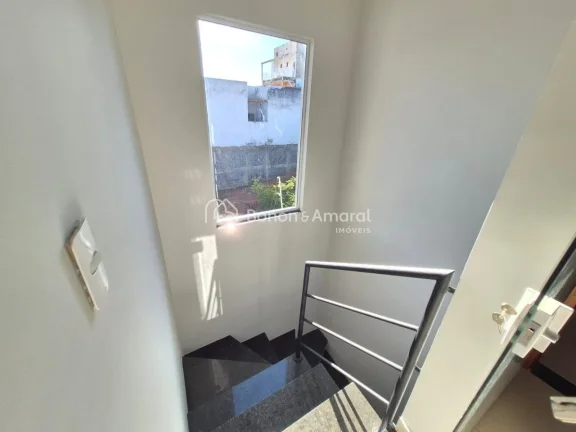 Imagem Esta charmosa casa sobrado oferece 110 metros quadrados de área construída, em um terreno de 175 m...