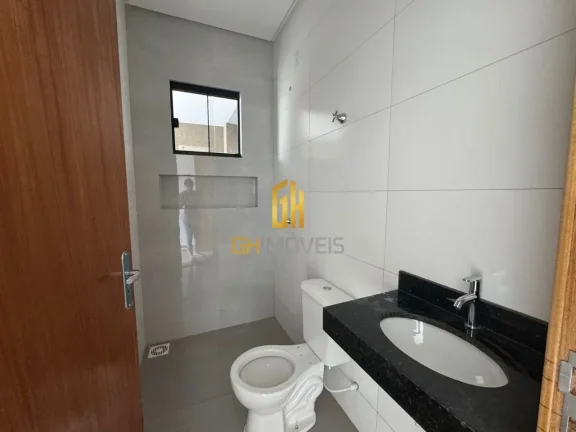 Imagem A casa possui:

- Sala;
- 3 quartos, sendo 1 suíte; 
- 2 banheiros, sendo 1 suíte e 1 banheiro soc...