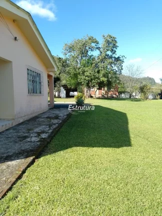 Casa com terreno grande, no alto da Chácara das Flores.
