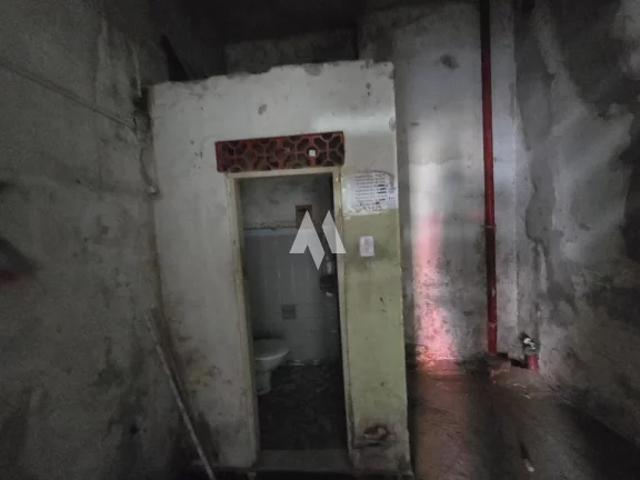 Imagem Sua Loja no Coração de Santos – Fachada Ampla, Banheiro e Mezanino