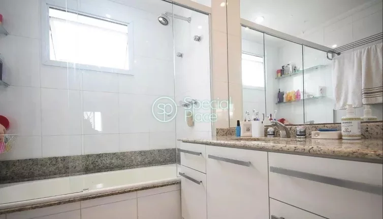 Imagem Amplo apartamento à venda com 4 quartos, sendo 3 suítes, e 5 banheiros no total. Este apartamento ...