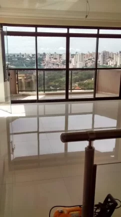 Imagem Área útil de 320 m². Triplex com 3 vagas de garagem, lavabo, ampla sala para 3 ambientes com saca...
