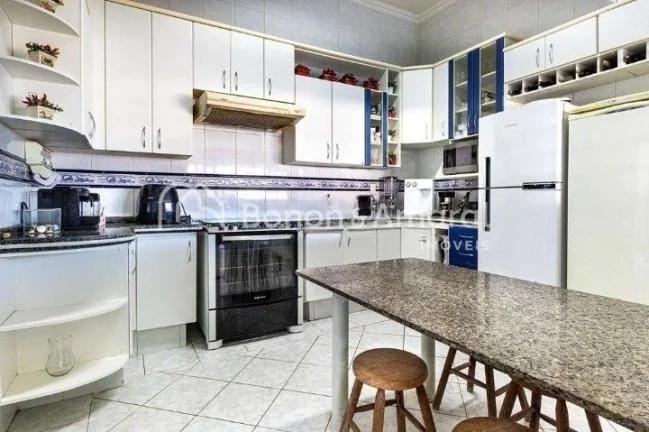 Imagem No térreo salas de estar, jantar e escritório, cozinha planejada mais varanda com espaço gourmet ...