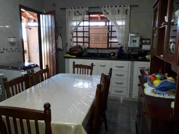 Imagem A casa tem uma garagem para dois carros, sendo um portão automático e o outro comum. Tem sala, coz...
