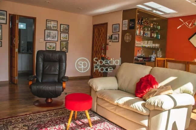 Imagem Excelente apartamento, todo reformado, com 130 m². Living amplo com grandes janelões, sala de jant...