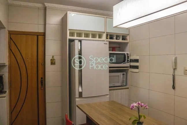 Imagem Excelente apartamento, todo reformado, com 130 m². Living amplo com grandes janelões, sala de jant...
