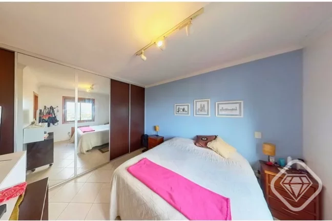Imagem Apartamento espaçoso e bem localizado na Armando Barbedo para viver com conforto na Tristeza.

Trê...