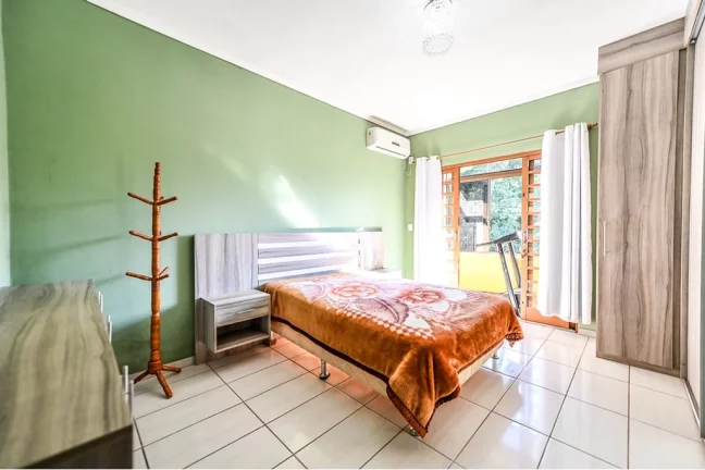Imagem Casa à venda em Porto Alegre, Agronomia, com 2 quartos, 220m²