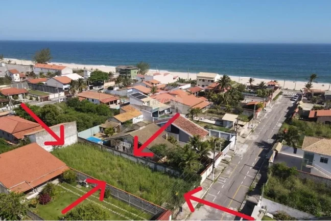 Imagem Terreno plano e murado perto da praia.