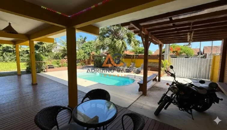 Imagem Ampla casa com 04 quartos sendo 02 suítes e área de lazer em Gravatá, Navegantes. Adriano Carpes Imóveis Vende
