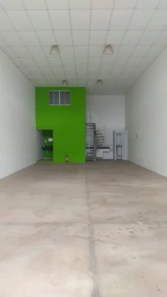 Imagem Barracão com excelente localização com portão de aço, escritório com escada, 2 sanitários, co...