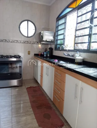 Imagem Linda e espaçosa casa com 217 m² de área construída e 320 m² de terreno. A residência possui 3...