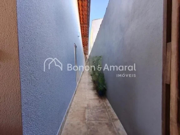 Imagem O imóvel dispõe de 2 dormitórios, sendo o quarto do casal com painel instalado, e o segundo dormi...