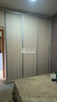 Imagem Casa à venda em Uberaba - 3 dormitórios, móveis planejados e quintal com grama!