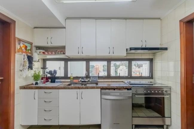 Imagem Apartamento Perdizes - 170M², 4 Dorms, 2 Suítes, 3 Salas, 3 Vagas Demarcadas, Face Norte, Varanda, Armários, Depósito, Hidromassagem, Piscina.